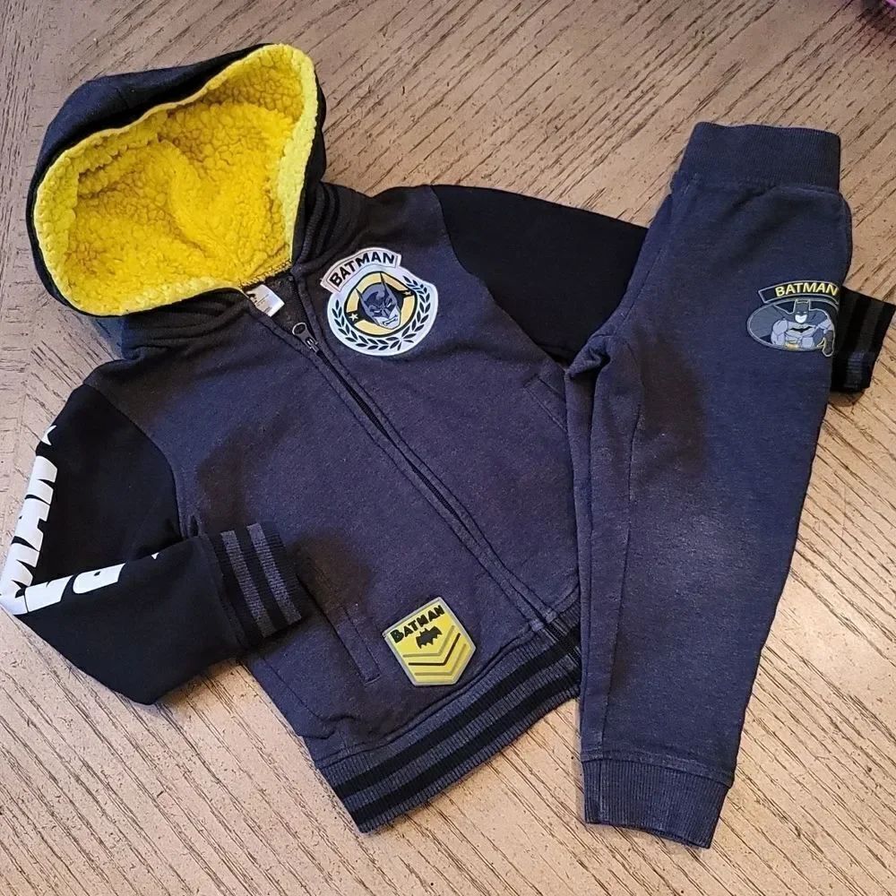 4T boys batman jacket and sweatpants🖤💛